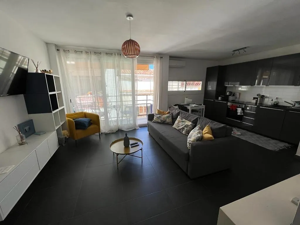 Sunny Flat In Sitges 30 Seconds To Beach, Balcony & Sea Views! アパート