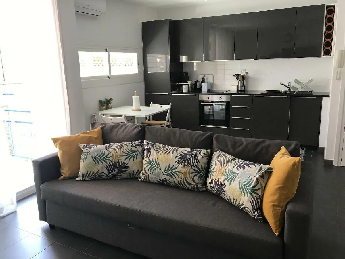 Sunny Flat In Sitges 30 Seconds To Beach, Balcony & Sea Views! 0*,  Španělsko